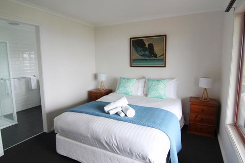 DOLPHIN LOOKOUT COTTAGE - Amazing Views Of The Bay Of Fires - Pubs and Clubs 10