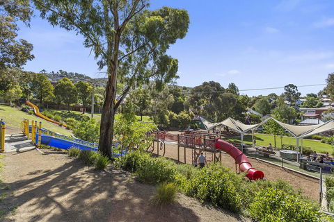 WEST NEST | Classic 3BR Hobart Terrace BEST Location, View, Close To City - Pubs and Clubs 29
