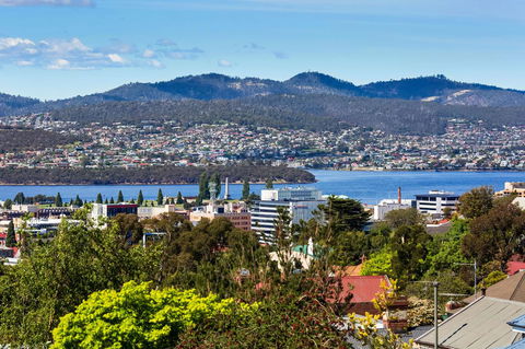 WEST NEST | Classic 3BR Hobart Terrace BEST Location, View, Close To City - Pubs and Clubs 1