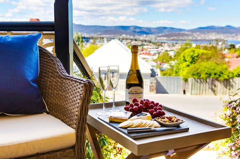 WEST NEST | Classic 3BR Hobart Terrace BEST Location, View, Close To City - Pubs and Clubs 27