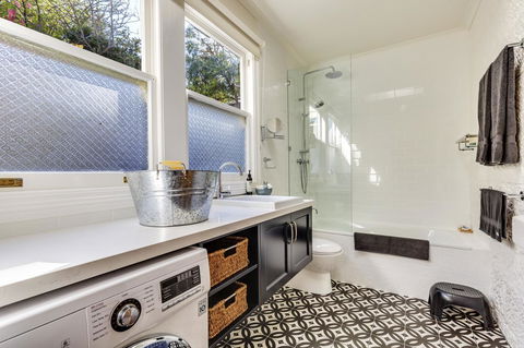 WEST NEST | Classic 3BR Hobart Terrace BEST Location, View, Close To City - Pubs and Clubs 2