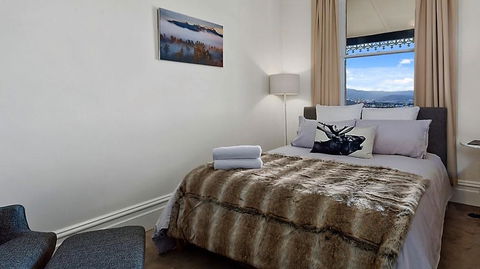 WEST NEST | Classic 3BR Hobart Terrace BEST Location, View, Close To City - Pubs and Clubs 9
