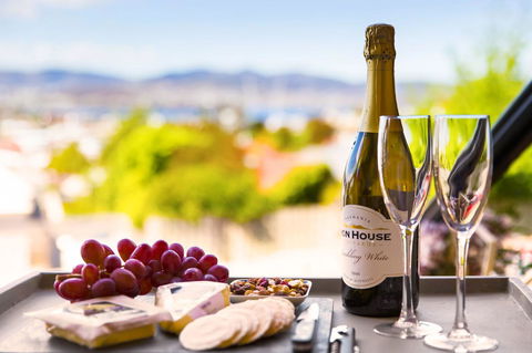 WEST NEST | Classic 3BR Hobart Terrace BEST Location, View, Close To City - Pubs and Clubs 28