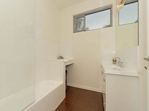 Cloudy Bay Lagoon Estate - Go Out 15
