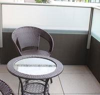 Poplar Box Hill Apartment - Pubs and Clubs