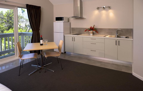 Boathouse Resort Studios And Suites - Pubs and Clubs 23