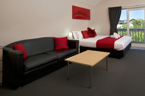 Boathouse Resort Studios And Suites - Pubs and Clubs 15