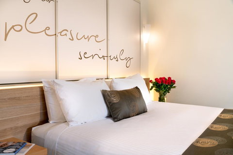 Boathouse Resort Studios And Suites - Pubs and Clubs 6