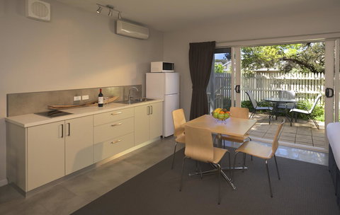 Boathouse Resort Studios And Suites - Pubs and Clubs 21