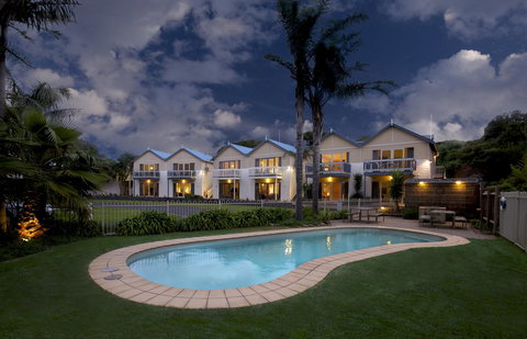 Boathouse Resort Studios And Suites - Pubs and Clubs 12