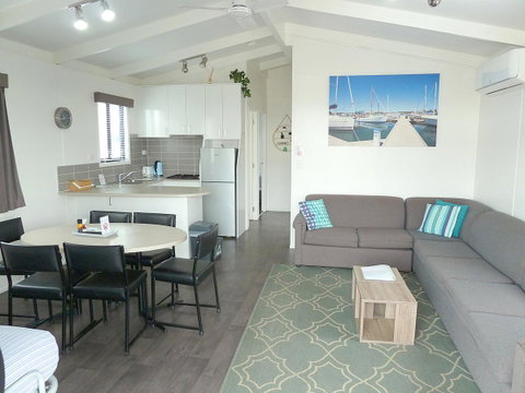 Apollo Bay Waterfront Motor Inn - Pubs and Clubs 17