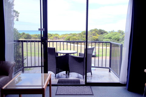 Apollo Bay Waterfront Motor Inn - Pubs and Clubs 27