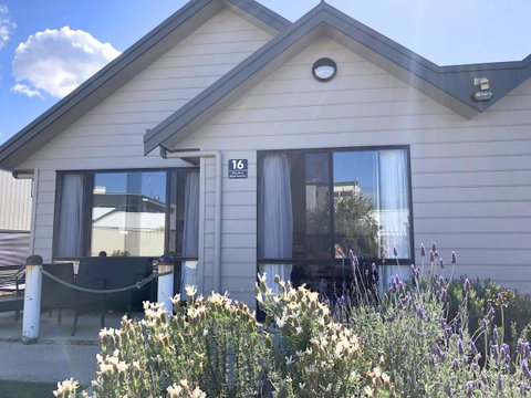 Apollo Bay Waterfront Motor Inn - Pubs and Clubs 20