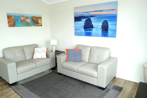 Apollo Bay Waterfront Motor Inn - Pubs and Clubs 3