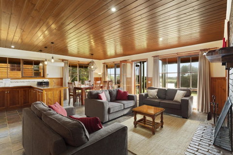 Apollo Bay Cottages - Go Out 2