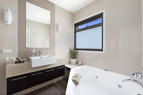 Apollo Bay Cottages - Go Out 8