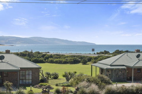 Apollo Bay Cottages - Go Out 1