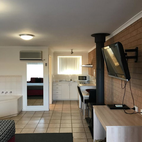 Beachcomber Motel & Apartments - Pubs and Clubs 5