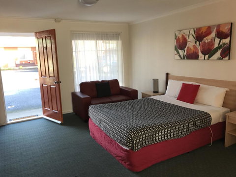 Beachcomber Motel & Apartments - Pubs and Clubs 1