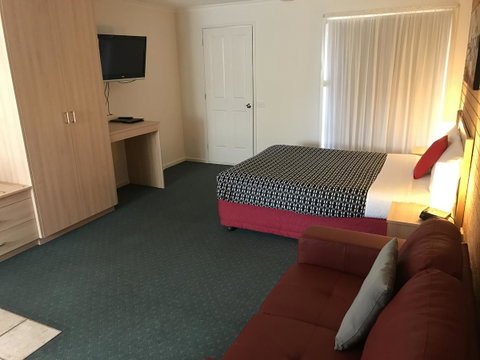 Beachcomber Motel & Apartments - Pubs and Clubs 8