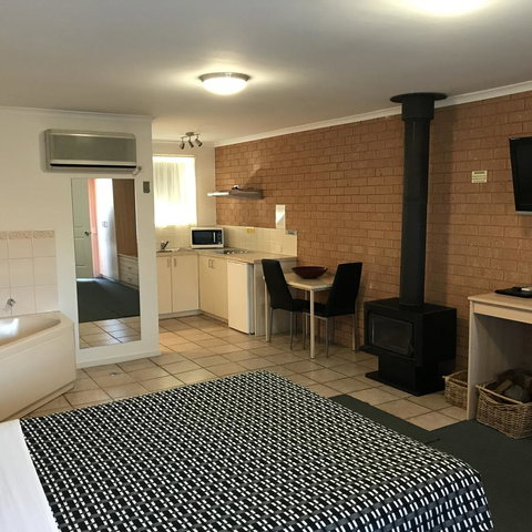 Beachcomber Motel & Apartments - Pubs and Clubs 6