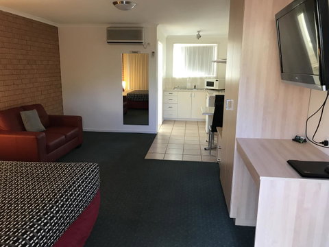 Beachcomber Motel & Apartments - Pubs and Clubs 7