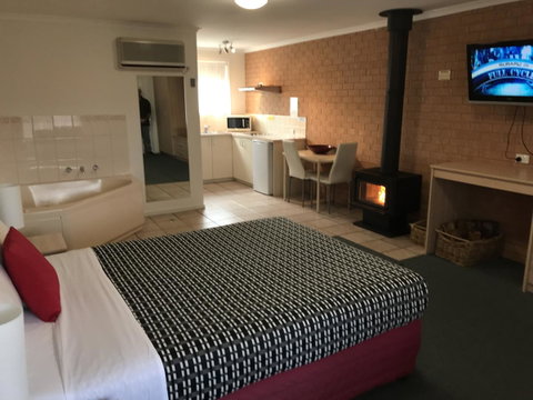 Beachcomber Motel & Apartments - Pubs and Clubs 2