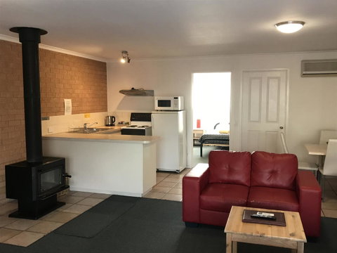 Beachcomber Motel & Apartments - Pubs and Clubs 13