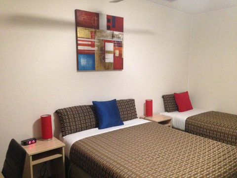 Beachcomber Motel & Apartments - Pubs and Clubs 17