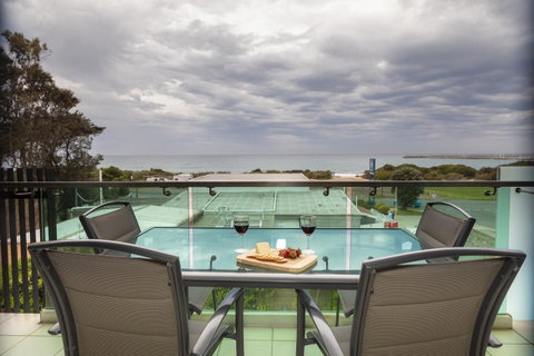 The Dolphin Apartments - Pubs and Clubs 4