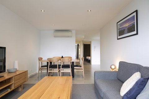 The Dolphin Apartments - Pubs and Clubs 7