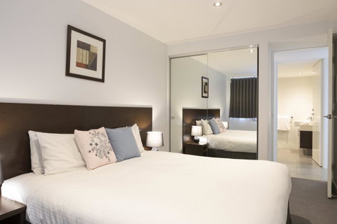 The Dolphin Apartments - Pubs and Clubs 17