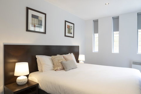 The Dolphin Apartments - Pubs and Clubs 9