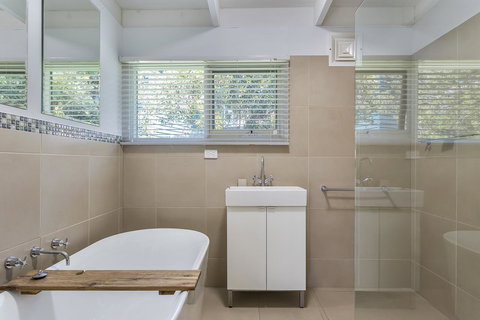 Blairgowrie Bella - Light Filled Home With Great Deck - Pubs and Clubs 9