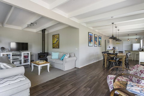 Blairgowrie Bella - Light Filled Home With Great Deck - Pubs and Clubs 2