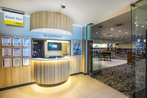 Nightcap At Seaford Hotel - Pubs and Clubs 10