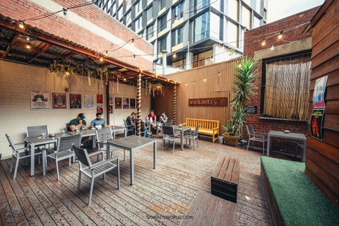 Nomads Melbourne Backpackers - Go Out 6