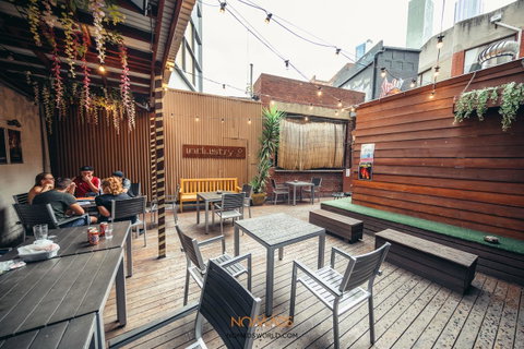 Nomads Melbourne Backpackers - Go Out 10