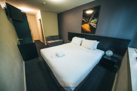 Nomads Melbourne Backpackers - Go Out 18