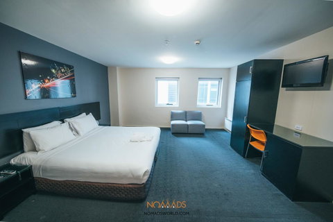 Nomads Melbourne Backpackers - Go Out 21