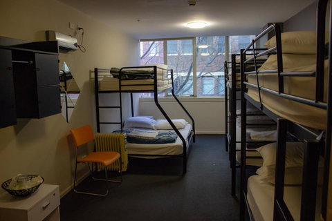 Nomads Melbourne Backpackers - Go Out 38