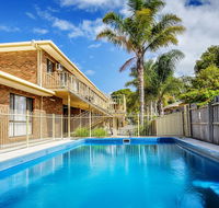 Allambi Holiday Apartments - Pubs and Clubs