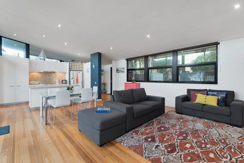 Ocean View Treetops Retreat - Pubs and Clubs 6