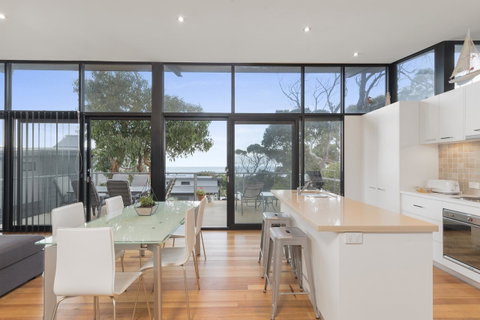 Ocean View Treetops Retreat - Pubs and Clubs 12