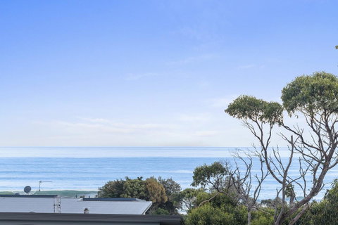 Ocean View Treetops Retreat - Pubs and Clubs 9