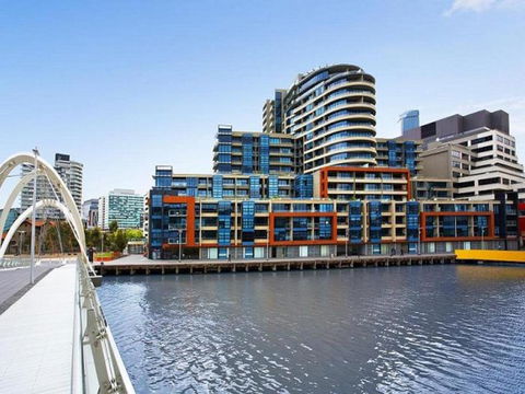 Melbourne Holiday Apartments Flinders Wharf - Pubs and Clubs 11