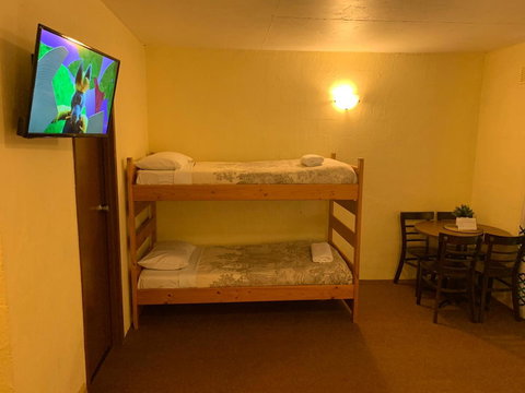 Mountain Creek Motel Bar & Restaurant - Pubs and Clubs 5