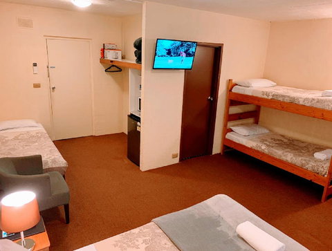 Mountain Creek Motel Bar & Restaurant - Pubs and Clubs 4