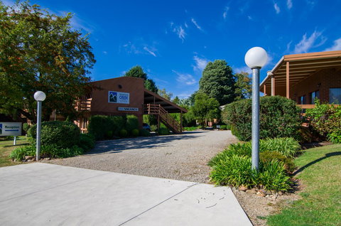 Mountain Creek Motel Bar & Restaurant - Pubs and Clubs 23