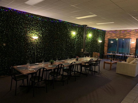 Mountain Creek Motel Bar & Restaurant - Pubs and Clubs 13